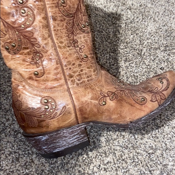 Boots - Picture 3 of 8